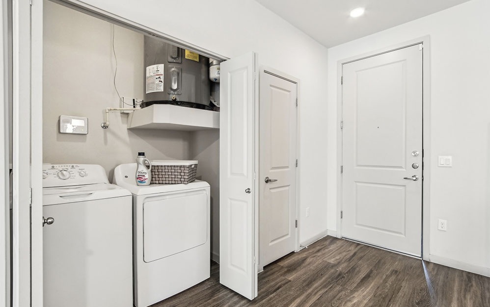 B1 - 2 bedroom floorplan layout with 2 bathrooms and 1037 square feet (Laundry)